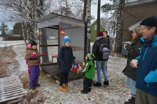 Uusi pysäkki otettiin käyttöön glögi- ja piparitarjoilujen kera.