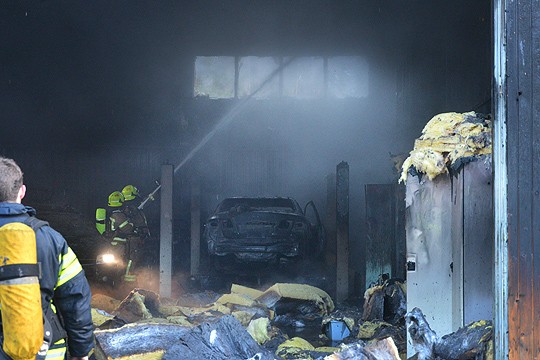 Hallissa olleet kolme autoa vahingoittuivat palossa.