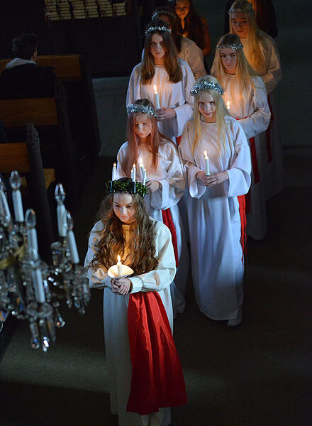 Oikeat kynttilät toivat kirkkoon tunnelmaa. Lähinnä Jenna Danielssonin takana käyvät Jenna Haanpää ja Maria Kemppainen.