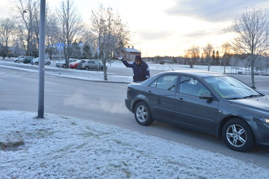 Poliisi valvoi Perniön liikennettä maanantaina iltapäivällä. Jussi Salmisen tehtävänä oli pysäyttää autoja tarkastusta varten.