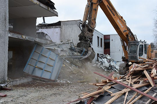 Kaivinkone kiskaisi ilmanvaihtokoneen kotelon pihalle kertarepäisyllä.