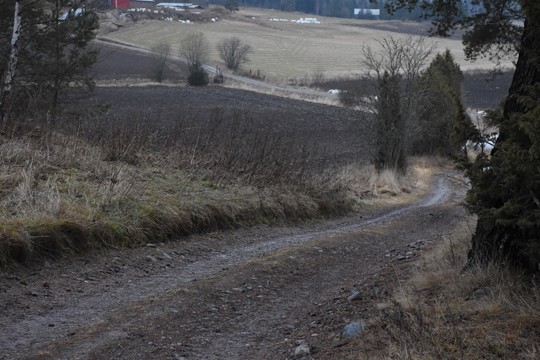 Alkuperäisen kuninkaantien linjaa seuraileva tie mutkittelee Svenskbyn eteläpuolella.