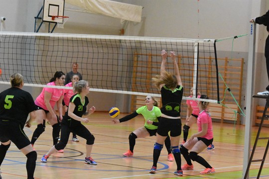 Tätä lajia riitti Perniön hallissa lauantaina: PeU:n ja Laajasalon Woiman ottelu venyi viiden erän mittaiseksi. Punapaitaiset perniöläiset ovat tarkkana verkolla.