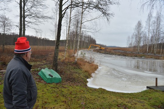Aluksi perataan Varknansuntin kapea osa, myöhemmin uoman päät. Seppo Willgren näkee työmaan kotipihaltaan.