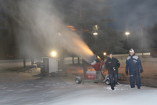 Janne Salo ja Tapio Rautarae kävivät tiistaina tarkastamassa tykin toimintaa.