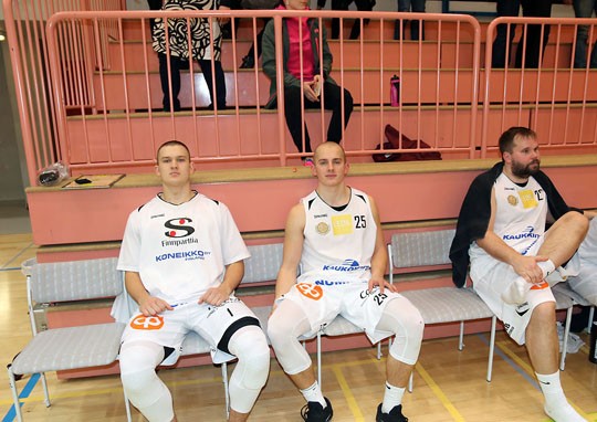 Jesse Räkköläinen ja Miro Patrakka vaihtoivat armeijan harmaat pelipaitoihin.