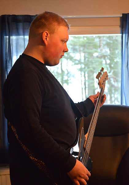 Mikko Kuivala näyttää, miten Mennyt mies-kappaleen bassokuviot menevät. Ylihuomenna nuorukaisen bassottelua kuullaan Finlandia-talon lavalla.