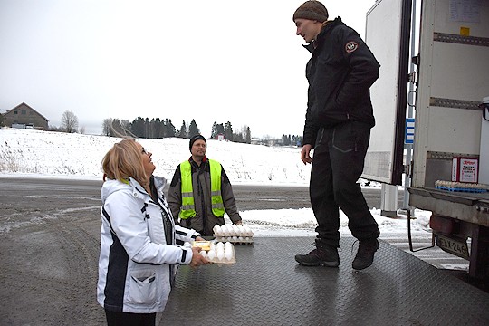 Munataksi on kasvanut kuorma-autoksi. Viime viikolla Perniön pysäkillä Robin Lindiltä hakivat tilauksensa muun muassa Pia Kaartinen ja Pasi Aaltonen.