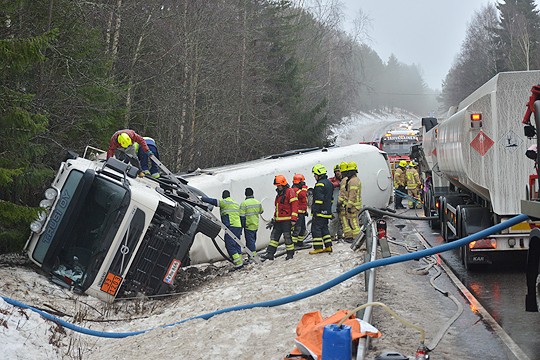 Ajoneuvoyhdistelmän nostotöitä valmisteltiin aamupäivällä.