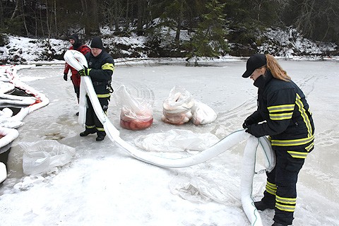 Perniön VPK on urakoinut Kiskonjoella viikon verran. Imeytyssukkia liittämässä ovat Hannes Aaltonen ja Noora Vainio.