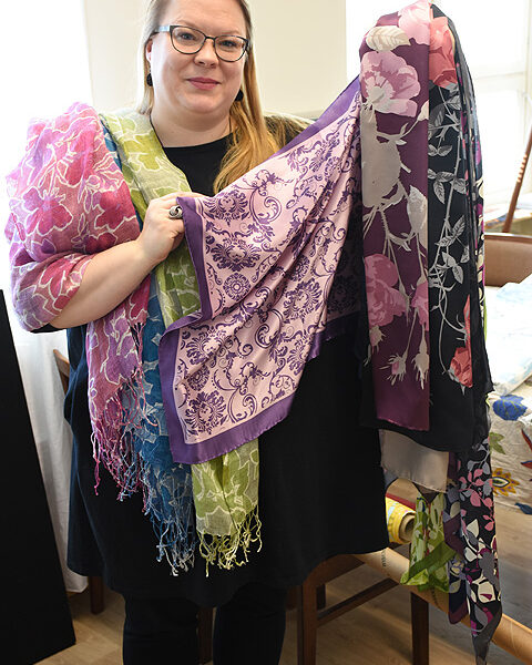 Erja Alander ja Japanin markkinoille suunniteltuja silkkihuiveja.