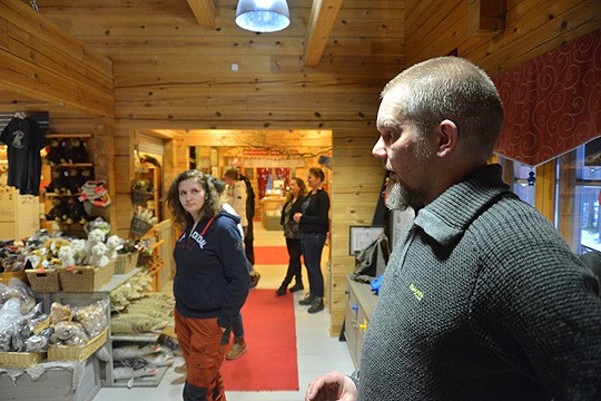 Ada ja Sami Tammi tarttuvat toimeen Teijon luontokeskuksessa.