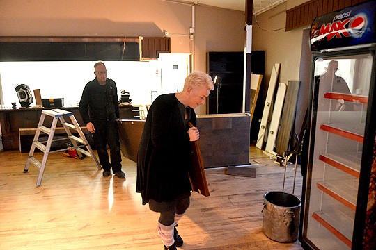 Brukinrannasta tulee Ravintola Teijo, mutta sitä ennen tilat päivitetään. VIime viikolla muokattiin tiskiä uuteen uskoon. Yrittäjä Sanna Kallisen kanssa levynkantotöissä on hänen miehensä Kari-Matti.