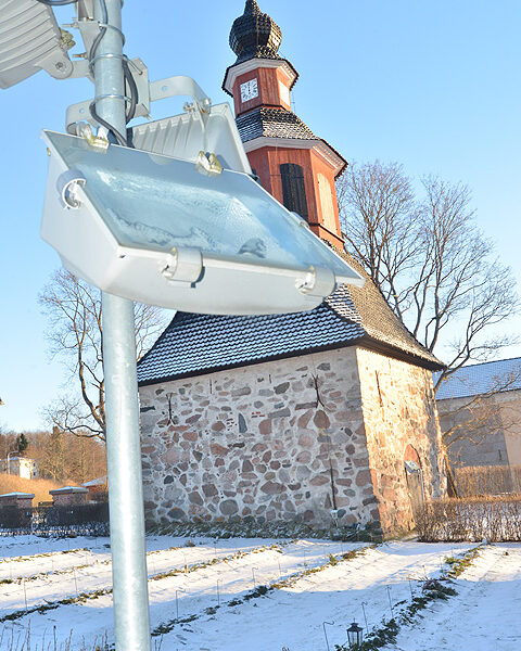 Perniön Pyhän Laurin kirkkoa valaisevat vielä perinteiset, kookkaat valaisimet. Jos valaistusta joskus uusitaan, on led-tekniikka vaihtoehto. Kirkolla tehdään ensi kesänä katonkorjaustöitä.