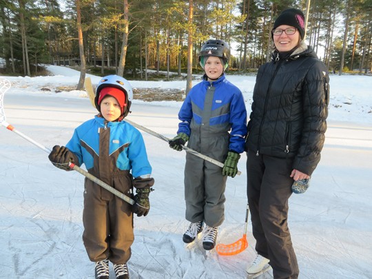 Turtiaisen perhe viettää paljon aikaa luistellen, niin myös ensi viikon talvilomalla. Vasemmalta Roni, Iiro ja Eija.