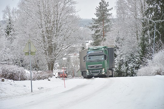Rekka ehti käydä pahasti linkussa, mutta kuljettaja sai sen oikaistua. Mäen päälle asti pitoa ei kuitenkaan riittänyt.