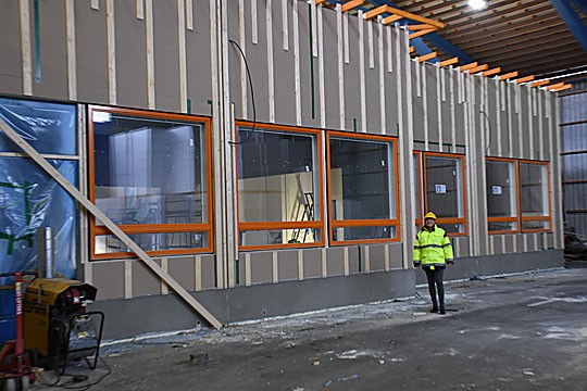 Heidi Karlsson asettui mittakepiksi rakenteilla olevan päiväkodin viereen. Kaikkiaan Hyvinkäälle kuljetetaan 29 lohkoa. Osa rakennetaan Perniössä, osa Teijo-Talojen Hämeenlinnan tehtaalla.