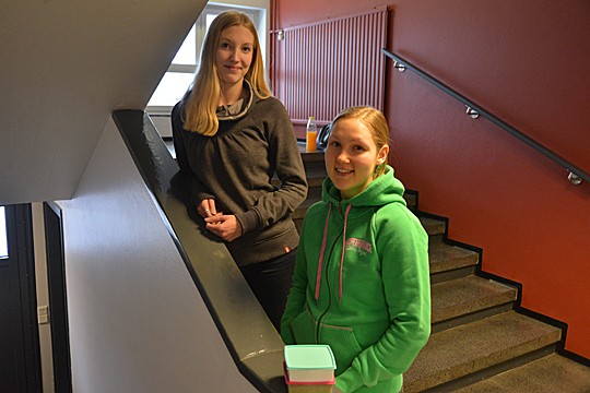 Keskiviikkona kuultiin Perniön lukiossa monenlaista helpotuksen huokausta: takana oli matematiikan koe ja monella koko kirjoitusurakka. Nelli Hellberg ja Hanna-Riina Raunio huhkivat pitkän matematiikan tehtävien kimpussa.