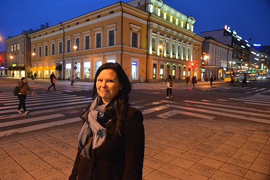 Rebekka Härkönen sanoo olleensa aina kova kyseenalaistamaan. Toimittajan ammatissa luonteenpiirteestä on ollut vain hyötyä.