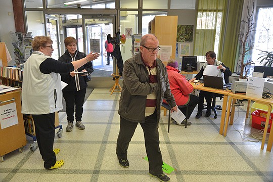 Ennakkoäänestys alkoi Perniössä vilkkaanlaisesti. Pertti Takaniemi ja Marjatta Huurre saivat äänestysliput Pirjo Niittoselta.