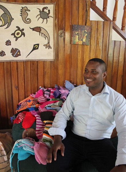 Särkisalolainen Arja Koskinen on latinalaisen Amerikan nimikkolähetti. Koskisen puolesta särkisalolaisten villavaatelähetyksen otti vastaan hänen miehensä Clarence Gonzaks.