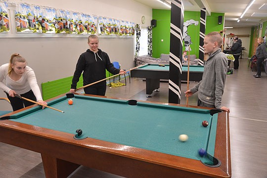 Narikka avaa ovensa tiistaisin jo iltapäivällä; koulun jälkeen biljardille piipahtivat muun muassa Saara Erjala, Anniina Hurme ja Sauli Siltanen.