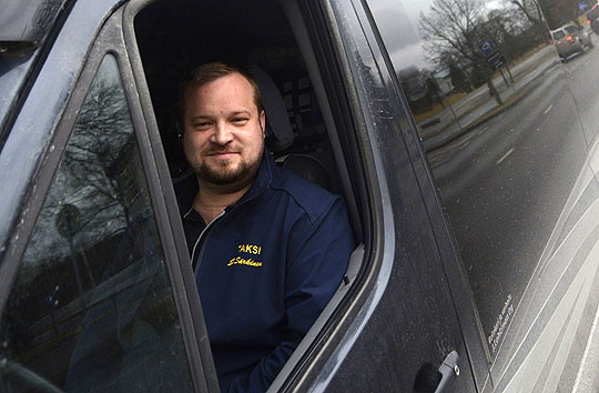 Joonas Särkinen uskoo, että Perniössä säilyvät taksipalvelut, vaikka osasta sääntelyä luovuttaisiinkin.