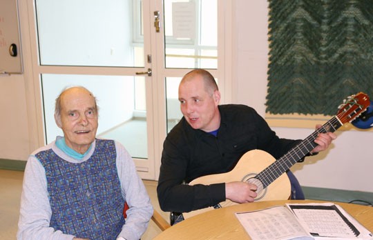 Markus Heimola viihdytti isäänsä Kari Heimolaa ja vuodeosaston muita potilaita lauluhetkellä.