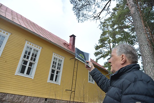 Ennen peltien uusimista on katon tukirakenteita korjattava. Ralf Arén näyttää, että katon harja on hiukan notkolla.