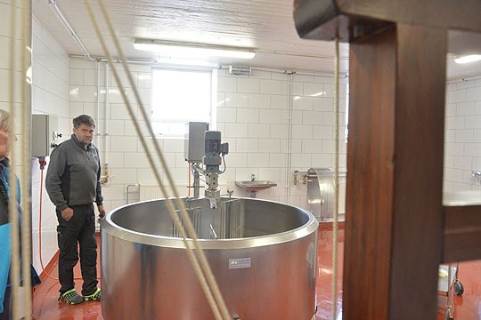 Tuhannesta litrasta maitoa tulee satakunta kiloa juustoa, kertoo Pelle Friman.