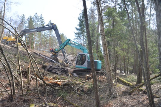 Tienpenkalta nostettiin maa-aineet kuormurin kyytiin kahden kaivurin yhteispelillä. Pois kaivettiin noin 30 tonnia maata.