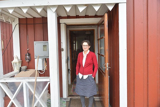 Selene Saarnipuro on elänyt viime vuodet käytännöllisesti katsoen ilman sähköä; nykyisessä asunnossa oireita aiheuttava sähkö pistetään päälle vain, kun pesuvettä pitää lämmittää.