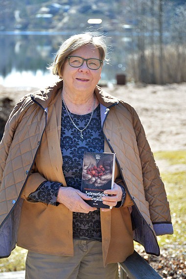 Ulla Nummisen käsissä on painotuore kirja satavuotiaista. Osa kirjasta syntyi Iso-Kiskon rantamaisemissa.