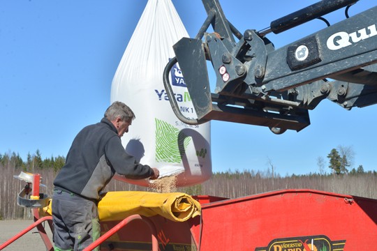 Viime viikolla kylvötöitä tehtiin hienossa säässä. Kai Lammervon urakkaan tuli tauko lannoitetäydennyksen ajaksi.
