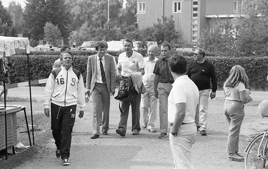 Pari vuotta presidenttinä toiminut Mauno Koivisto saapuu Perniön yhteiskouluun. Saattamassa ovat vasemmalla Filip Törnroos ja oikealla Hyrkkö Pohjanoksa, Pekka Paakkanen ja Matti Sundström.