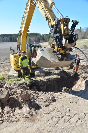 Viemäriputkea upotettiin maahan tiistaina Kiskontien vierellä. Puikoissa on Lasse Viljanen ja valokuidusta varoittavaa nauhaa laskevat kaivantoon Arttu Ahlqvist ja Johan Lönnqvist.