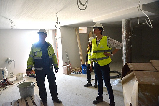 Uuteen arkistotilaan tulee 300 milliä paksu lattia ja erillinen iilmanvaihtojärjestelmä. Uutta holvia syynäävät vastaava mestari Staffan Sjöblom, suunnitteluinsinööri Lilian Karlsson ja työharjoittelija Pia Grandell.