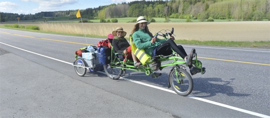 Viola Strassnerin ja Hauke Isermannin matkatavarat kulkevat peräkärryssä. Maanantaina kaksikko polki Perniöstä kohti Turkua.
