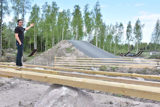 Uusi katsomo on vankkaa tekoa. Kummatkin hyppypaikat näkyvät hyvin, lupaa Sebastian Westberg.