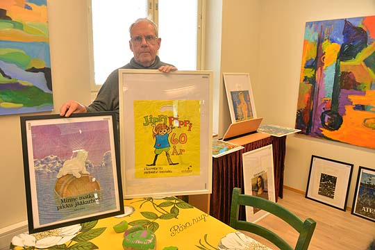 Muovikassit ovat vuosikymmenien aikana taittuneet monenlaisten kuvien ja tekstien painatusalustoiksi, kertoo Timo Lapila. Perniön kunnantaloon esille tulee taidekasseja ja mukana on paitsi maalarien, myös kuvittajien töitä. Hans de Beerin Pikku jääkarhusta kertovan kirjan kansi päätyi kassiin, samoin Peppi Pitkätossun juhlavuosi. Pepin piirsi Ingrdid Vang Nyman.