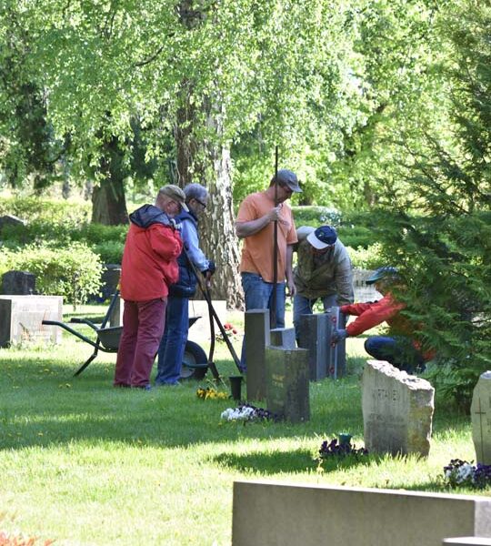 Osansa hautausmaiden ilmeeseen on ahkerilla talkoolaisilla: Meripirtin kerhon miehet ahkeroivat kiviä suoraan maanantai-iltana Särkisalossa, Perniössä taas Lions club oikaisi kiviä Karhujoen hautausmaalla.