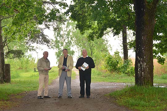 Hakkalan koulun tarinan saattoivat kansiin Reijo Salminen, Seppo Willgren ja Pentti Palm. Salminen taittoi, Willgren kokosi ja Palm vastasi kuvien käsittelystä.