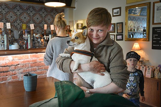 Siiri Nordinin kanssa Teijolle muutti myös jackrusselin terrieri Vilma. Työpaikka on ravintola Terhossa.