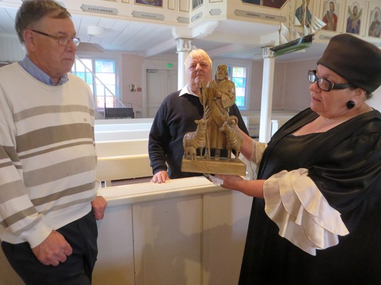 Arvi Kavenin veistämiä Hyvä paimen -patsaita on Särkisalon kirkossa kaksi. Näyttelyä valmistelevat Seppo Willgren, Pentti Palm ja Lilja Kinnunen-Riipinen.