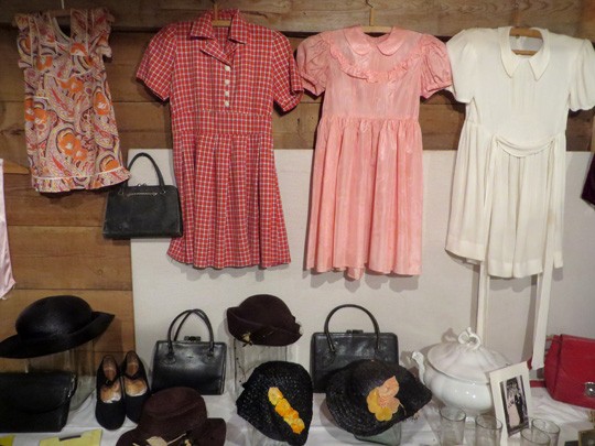 Hääpukujen lisäksi näyttelyssä on mm. vanhoja lasten juhlavaatteita ja laukkuja.