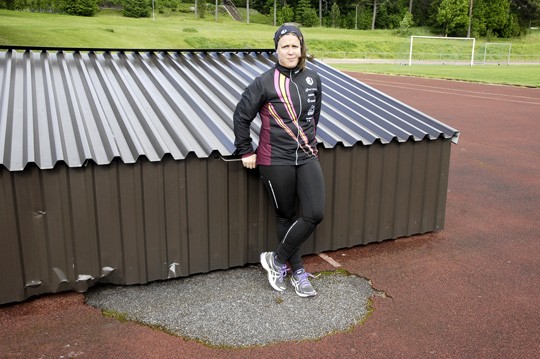 Krista Rokka korkeushyppypaikalla, jossa urheilukentän novotan-pinnoite on kärsinyt kaikkein pahimpia vaurioita.