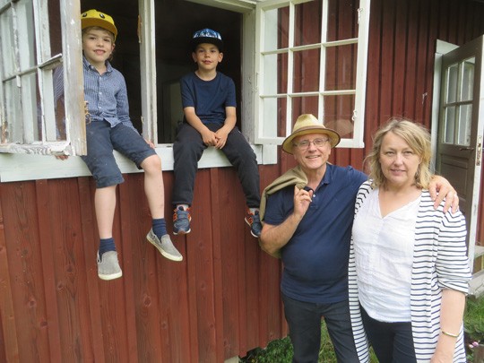 Chris Lloyd ja Anu Heiskanen saivat lomaseuraa Anun lapsenlapsesta Leo Heiskasesta ja tämän ystävästä Benjamin Tilevistä.