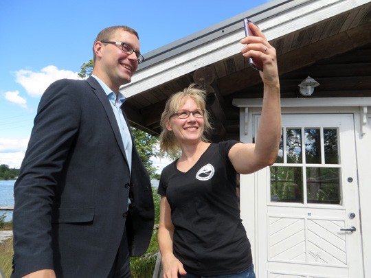 Anu Saarelainen halusi yhteisen selfien kaupunginjohtaja Lauri Innan kanssa Niksaaressa.
