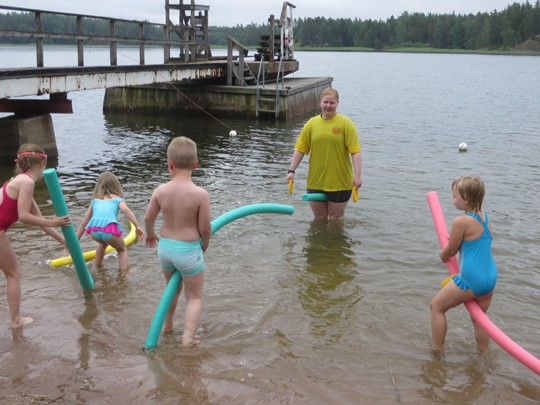 Alkeistyhmäläiset aloittivat uimakoulun leikkimällä styroxpötkylöillä Janita Kujanpään ohjauksessa.