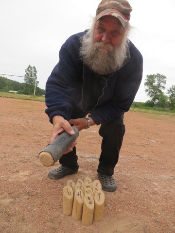 Erik Sjöstrandin mölkkykapula on jo hieman kolhuja kokenut.